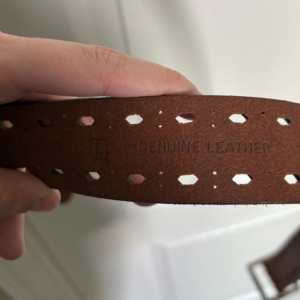 Women’s Classic Distressed Leather Belt w/Silver Buckle. Size Large.